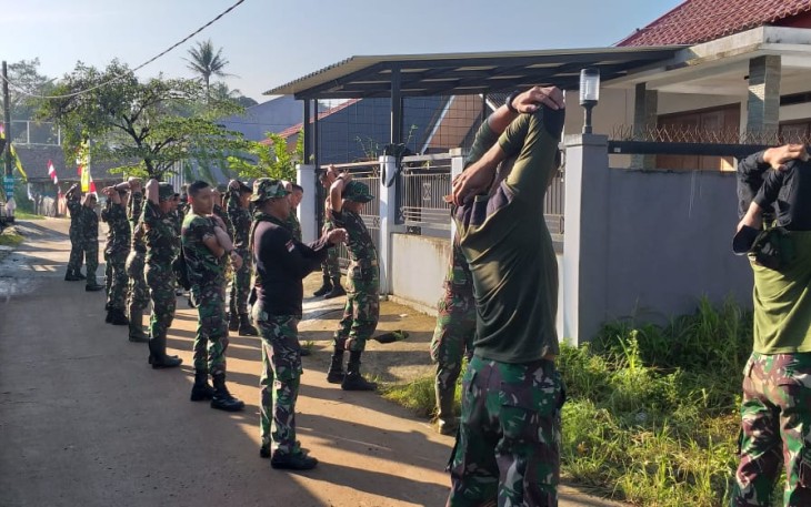 Ditengah Teriknya Matahari Personel Satgas TMMD Ke-107 Kodim 0508/Depok Tetap Semangat Membuat Drainase