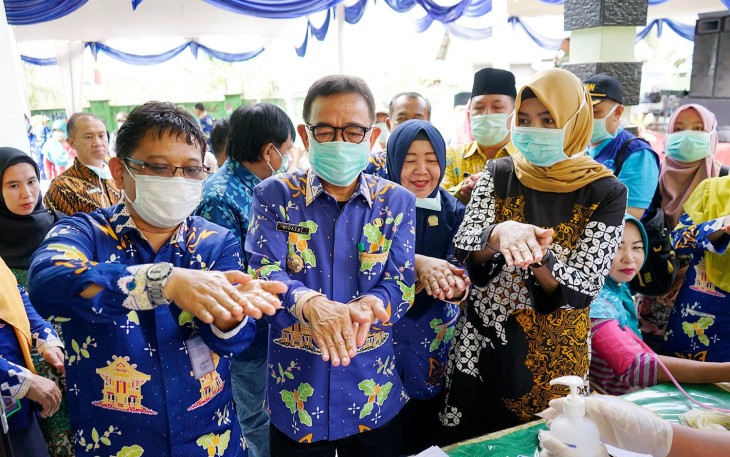 Bupati Kepahiang Hidayattullah Sjahid Memperagakan Cara Mencuci Tangan Yang Baik dan Benar 