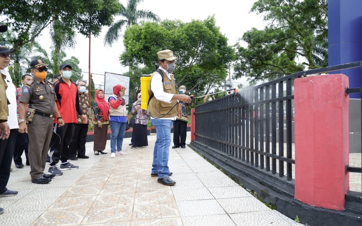 Bupati Bengkulu Utara Mian Melakukan Penyemprotan Disinfektan 