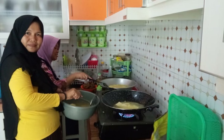 Tangan Terampil Ibu-Ibu Kelurahan Cilodong Pastikan Anggota Satgas TMMD Kodim Depok Tidak Kelaparan