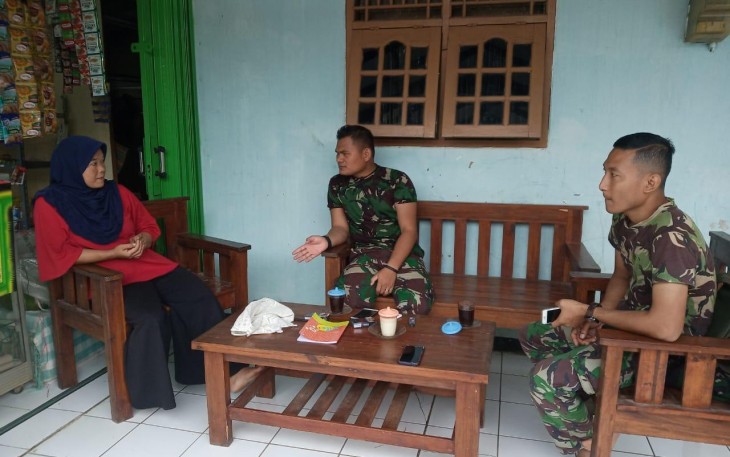 Satgas TMMD Menikmati Segelas Kopi Buatan Ibu Yayan