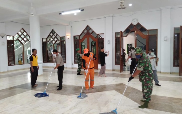 Muspika Cipayung Sterilisasi Fasum di Masjid Al Falah