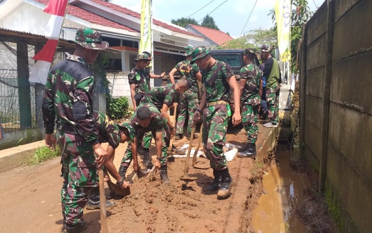 Satgas TMMD Mengerjakan Saluran Air Warga