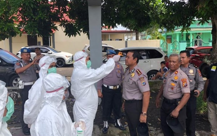 Kapolres Bitung bersama jajaran melakukan pengecekan suhu tubuh