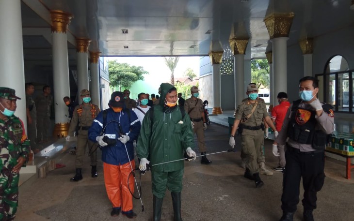 Tim Corvid–19 Pesawaran Semprotkan Disinfektan di Fasilitas Umum