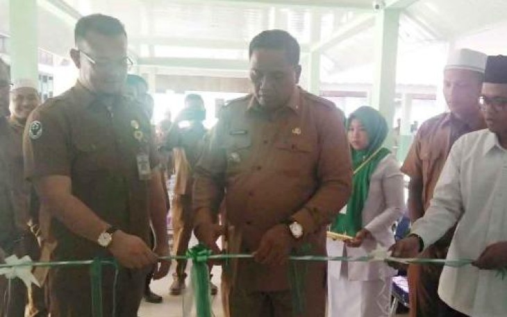 Bupati Aceh Singkil Dulmusrid didampingi Direktur RSUD dr.Khuzaini saat meresmikan ruangan VIP Rumah Sakit.