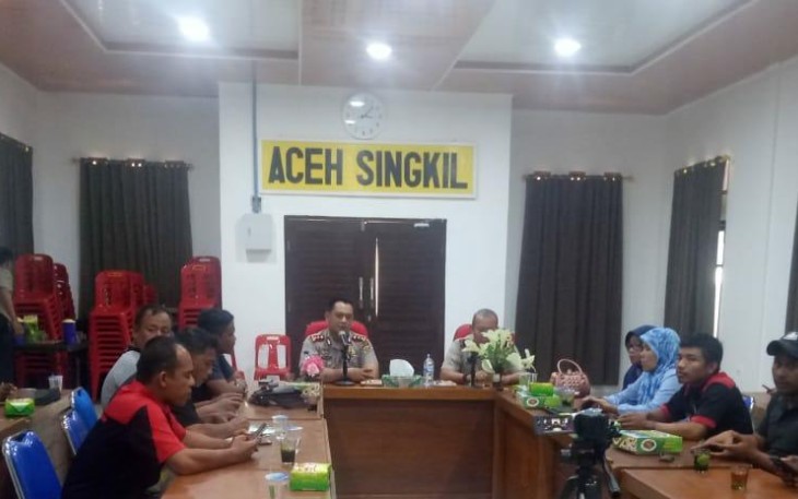 Kapolres Aceh Singkil AKBP Mike Hardy Wirapraja SIK MH didampingi Wakapolres Kompol Sutan Siregar saat menggelar pertemuan dengan para wartawan di Aula Mapolres setempat.