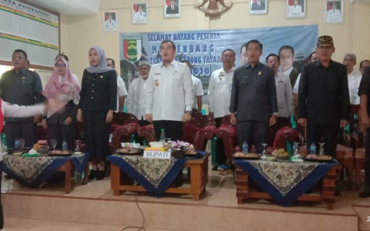 Musrenbang dibuka dengan menyanyikan lagu Indonesia Raya
