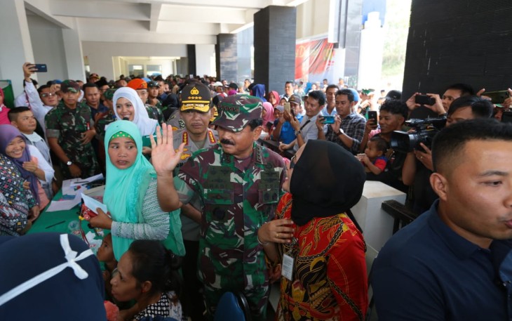 Panglima TNI didampingi Kapolri saat menyapa warga Batam