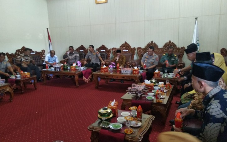Silahturahmi Kerukunan umat beragama antara Kapolda Aceh Irjen Pol Drs. Wahyu Widada M.Phil dengan tokoh pemuka agama daerah setempat di Pendopo Bupati.