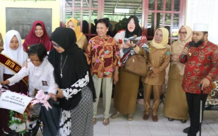 Wali Kota Bengkulu Helmi Hasan Berikan Langsung Sepeda Kepada Gloria Hasil Sumbangan Program Gerakan Peduli Siswa Dari SDN 1 Kota Bengkulu 