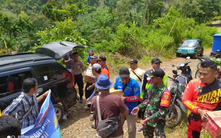 PWI dan Polres Kaur Salurkan Bantuan ke Korban Tanah Turun di Air Palawan