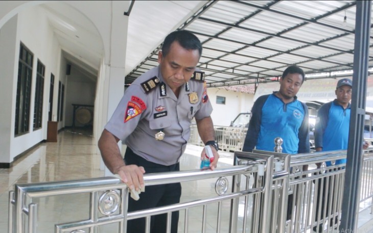 Polres Batang Gelar Gerakan Kebersihan Serentak Cegah Virus Corona