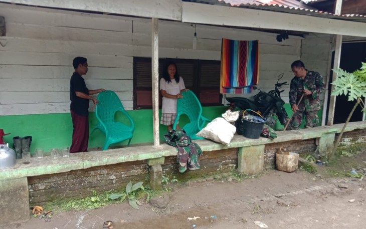 Satgas TMMD Bantu Orang Tua Asuh Bersihkan Pekarangan Rumah