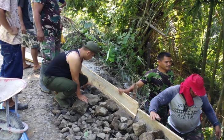 Jiwa Korsa Tumbuh Antara Satgas TMMD Kodim 0207/SML dengan Warga