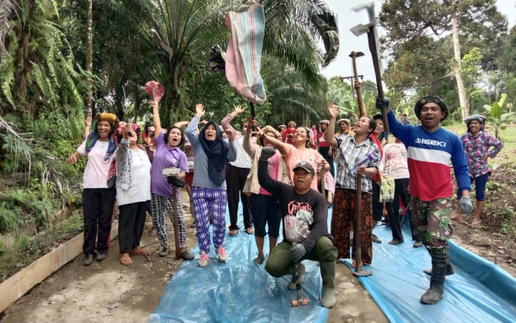 Semangat Emak-Emak di Lokasi TMMD Simalungun