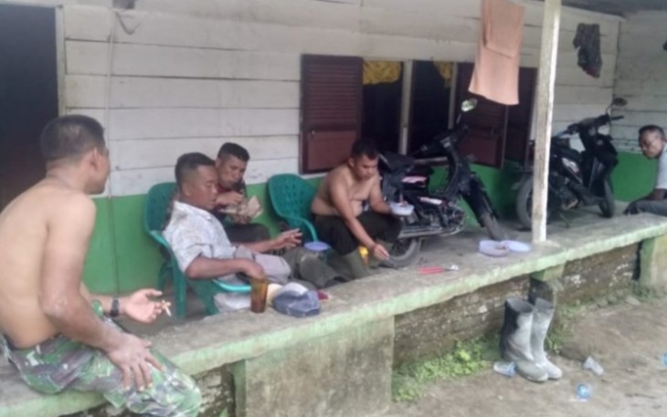 Suasana Makan Bersama Antara Satgas Pra TMMD dan Orang Tua Asuh