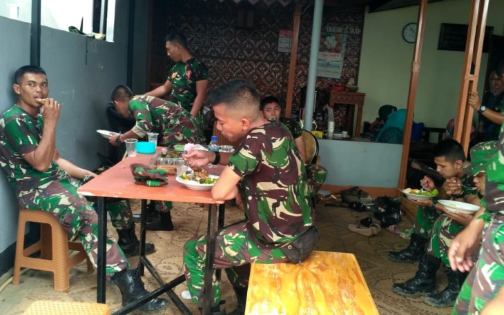 Masakan Emak Emak Pecak Ikan Mas Semangat Satgas TMMD 107 Kodim 0508/Depok