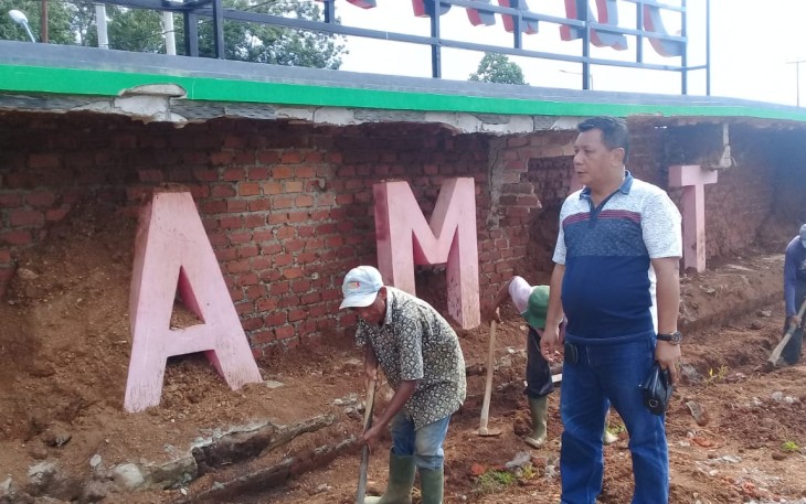 Anggota Komisi III DPRD Pesawaran Supriyadi saat meninjau lokasi