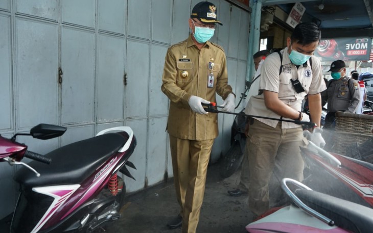 Walikota Lakukan Penyemprotan Disinfektan di Area Keramaian