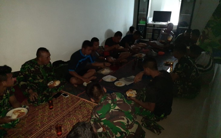 Satgas TMMD santap Makanan yang Dihidangkan Orang Tua Asuh