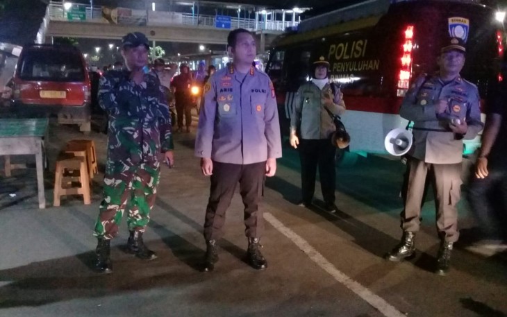 Himbauan dan pembubaran massa berkelompok oleh Polres dan Kodim 0505/JT terkait antisipasi Covid 19