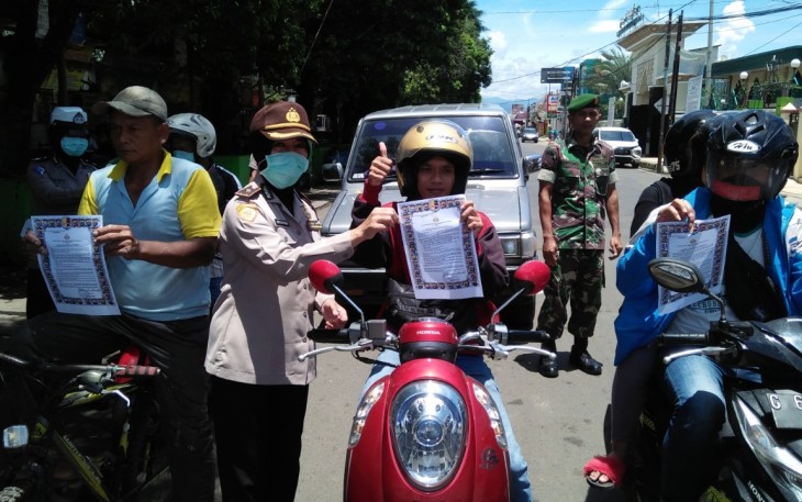 Polres Batang Bersama Kodim Batang Bagikan Selebaran Kepada Pengendara