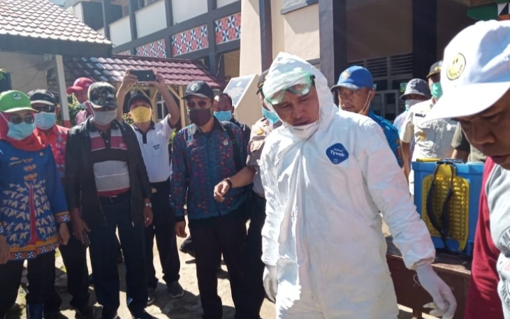 Bupati Lambar Pimpin Langsung Penyemprotan Disinfektan 