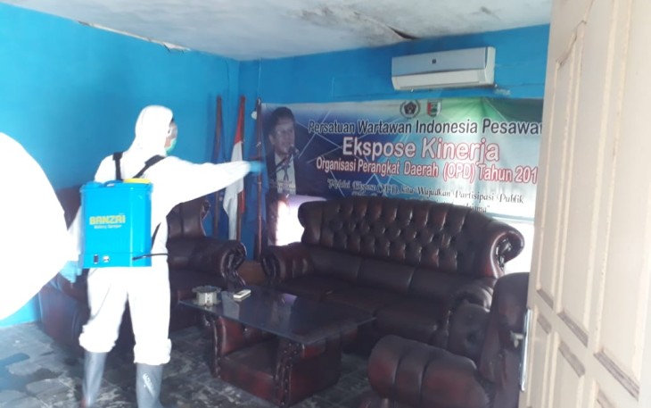 Polres Pesawaran Semprot Disinfektan di Kantor PWI
