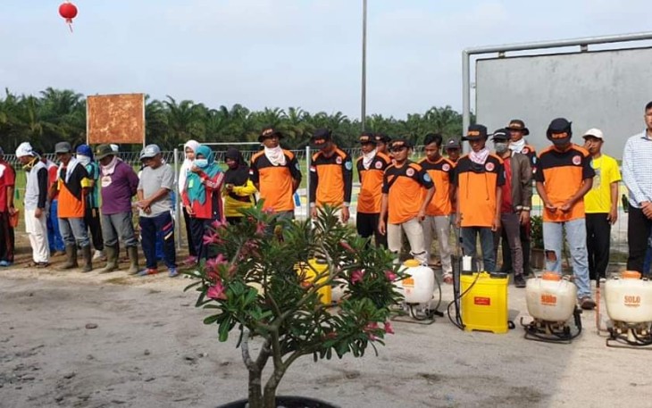 Kades Kampung Bilah Semprotkan Disinfektan ke Fasilitas Umum