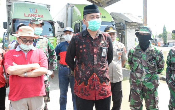 Penyemprotan Cairan Disinfektan di Gerbang Perbatasan Jawa Tengah–Jawa Barat