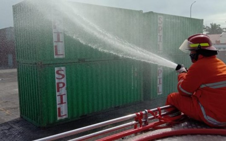 Damkar Kota Bengkulu Semprotkan Disinfektan di IPC Pelindo II 