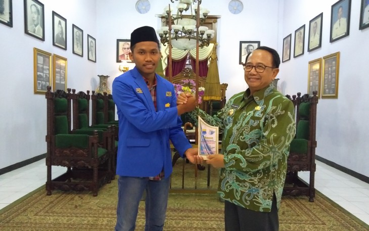 Bupati Rijanto saat menerima cinderamata dari Ketua Umum PMII Blitar