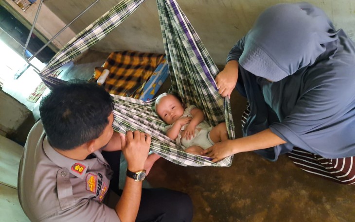 Kapolres Labuhanbatu saat melihat kondisi bayi penderita Hidrosefalus