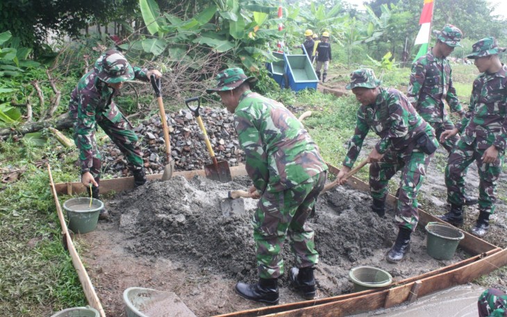 Pengecoran Jalan Dimulai Hari Pertama TMMD 107 Kodim 0508 Depok
