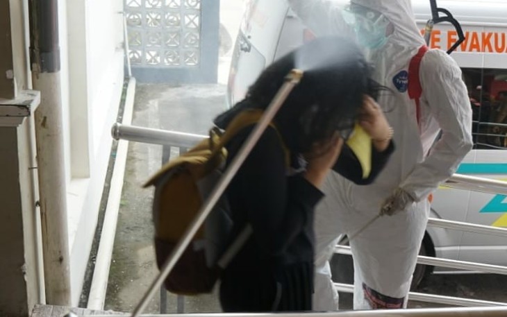 Pemberian Disinfektan Pada Mahasiswa dan Pelajar Yang Baru Tiba di Bengkulu 