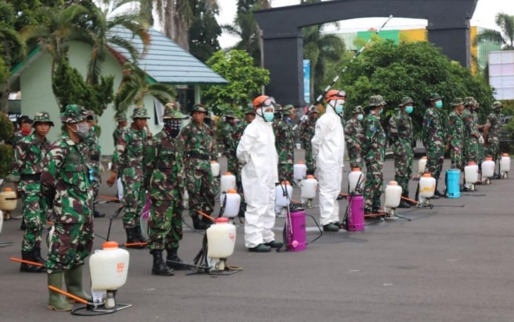 Korem 041/Gamas Gandeng Damkar Semprotkan Disinfektan Massal 