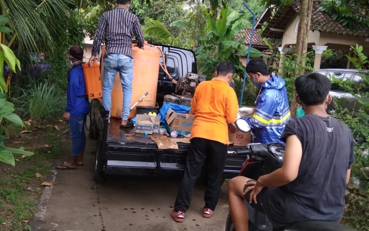 Karangtaruna bersama pemdes melakukan penyemprotan lingkungan warga