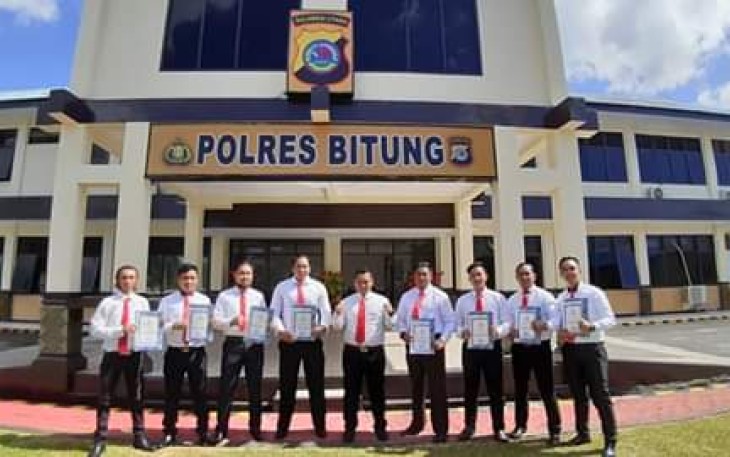 Timsus Tarius yang beranggotakan delapan personel saat berfoto bersama