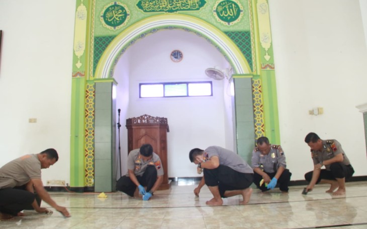 Polres Batang Bersih-Bersih Masjid