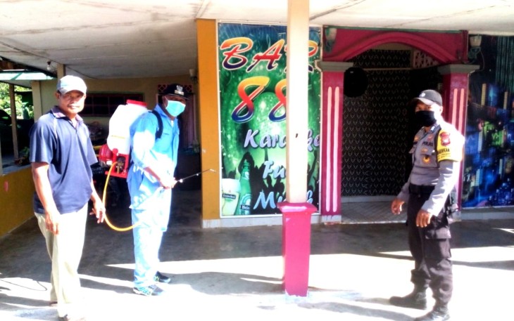 Kades Lancang Kuning Semprotkan Disinfektan ke Fasilitas Umum