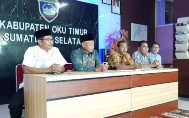 Bupati OKU Timur saat konferensi pers
