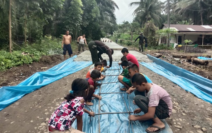 Anak-anak Nagori Puli Buah Antusias Ikut Pasang Besi Cor Jalan