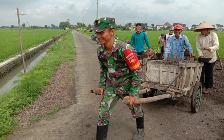 Akses Pertanian Diperbaiki Babinsa Bersama Warga Cawas