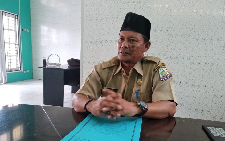 Kepala Dinas Pendidikan dan Kebudayaan Aceh Singkil Khalilullah saat ditemui diruang kerjanya.