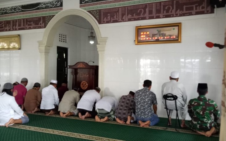 Satgas Pra TMMD Simalungun Salat Dzuhur Berjamaah