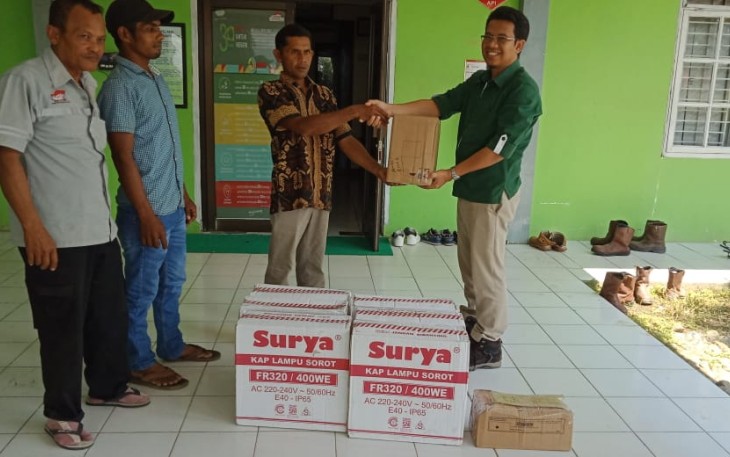 PT KTS Bantu Lampu Sorot ke Desa Blang Sibeutong