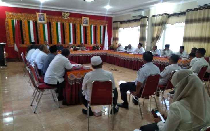 Pemkab Aceh Singkil saat menggelar rapat pertemuan pembentukan panitia HUT Ke-21 daerah setempat di Opp Room Kantor Bupati.