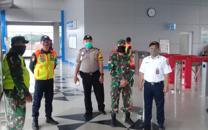 Danramil 01/Kranji Lakukan Pengawasan Cegah Penyebaran Virus Covid-19 di Stasiun KRL Kranji