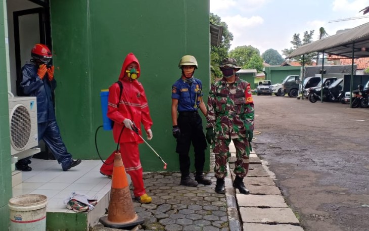Kodim 0505/JT Semprotkan Cairan Desinfektan